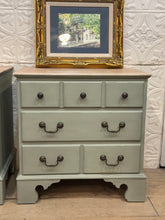 Load image into Gallery viewer, Pair of Pennsylvania House Nightstands