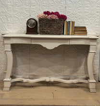 Load image into Gallery viewer, Minton Spidell Entryway Console Table