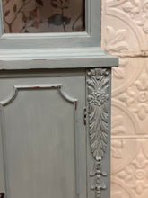 Load image into Gallery viewer, Vintage Duncan Phyfe Style China Cabinet