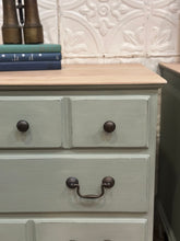 Load image into Gallery viewer, Pair of Pennsylvania House Nightstands